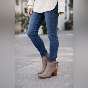 Roxy Taupe Textured Ankle Boots Size 7.5
